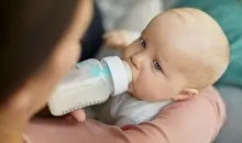 لحظات استرس آور نجات نوزاد توسط اپراتور | پریدن شیر در گلو نوزاد تا را تا مرز مرگ پیش برد +ویدئو