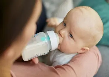 لحظات استرس آور نجات نوزاد توسط اپراتور | پریدن شیر در گلو نوزاد تا را تا مرز مرگ پیش برد +ویدئو