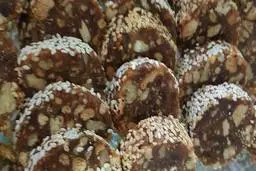 خرما بیسکوییتی انقدر خوشمزه ست که رودست نداره! | طرز تهیه خرما بیسکوییتی +ویدئو