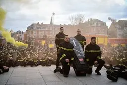 آتش‌نشان‌های معترض فرانسوی در خیابان خوابیدند