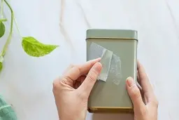 میدونم بلد نیستی جای چسب رو پاک کنی! | ترفند پاک کردن علامت چسب از سطوح +ویدئو