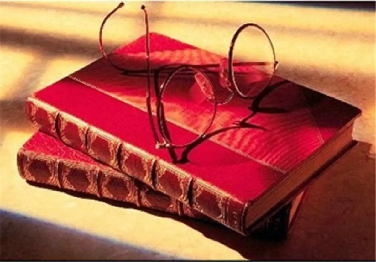 هدیه‌ای از جنس شعر و خاطره | «سراپرده خورشید» یادگاری از نافذ همدانی +تصویر