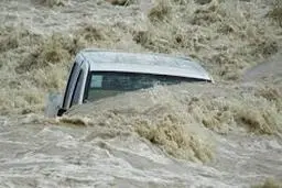 سیل ویرانگر در طرقبه مشهد خودروی شاسی بلند را با خود برد!+ویدئو 