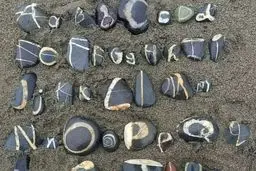 واقعا زبان انگلیسی زبان کل دنیاست | زبانی که حتی سنگ‌ها هم به آن رو آوردند! + عکس