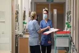 کروناویروس می‌تواند تا ۷۲ ساعت بر روی لباس‌ها زنده بماند