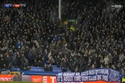 ترک ورزشگاه در دقیقه ۲۷ به بهانه ۲۷ سال عدم کسب جام | اعتراض عجیب افراطی های اورتون + ویدئو 