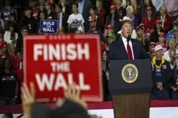 
ترامپ  |  تا زمانی که من رئیس جمهور هستم، آمریکا هرگز کشوری سوسیالیست نخواهد بود
