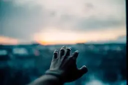 اگه دلت براش تنگ شده این شعرا رو باید بخونی | شعر درباره دلتنگی و دوری