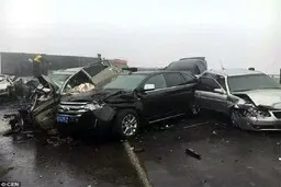 تصادف زنجیره ای در کاشان ۱۲ مصدوم برجای گذاشت