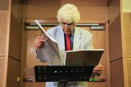 خودم را زندانی کرده‌ام و شب و روز آهنگ می‌سازم!