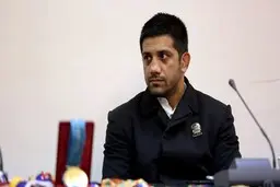 دبیر در سر دوراهی 