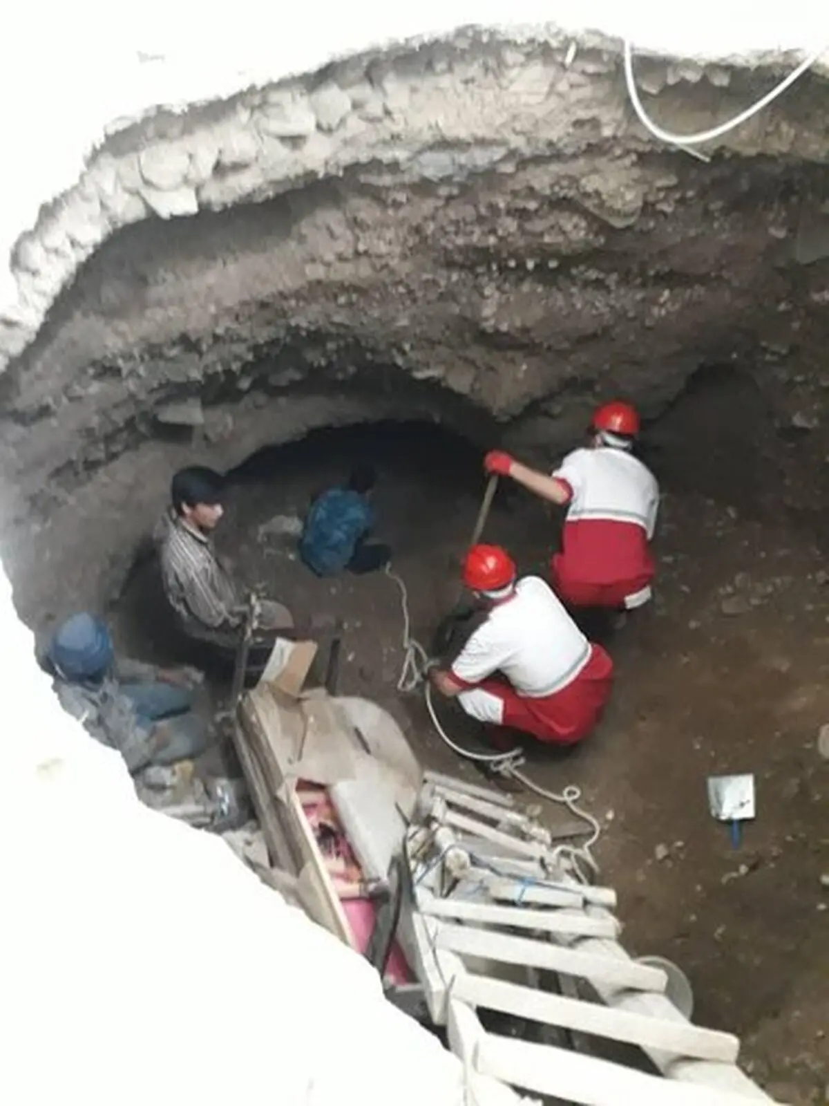 نجات ۲ نفر از زیر آوار براثر فرونشست زمین در فیروزکوه 