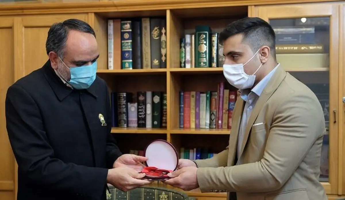 اهدای مدال قهرمان وزنه‌برداری آسیا به موزه آستان قدس رضوی