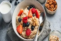با جو پرک و شیر یک صبحانه عالی و رژیمی درست کن | طرز تهیه صبحانه با جو پرک و شیر