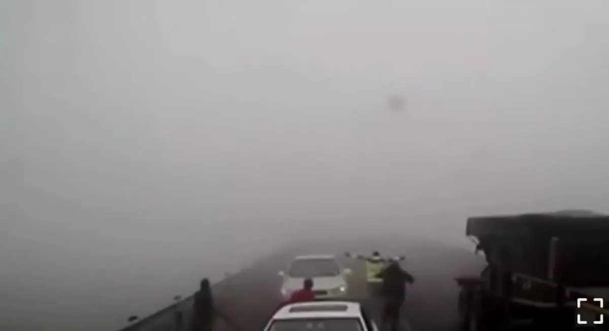 لحظه هولناک برخورد کامیون با چند خودرو در هوای مه آلود+ویدئو 