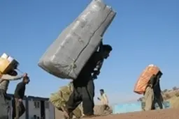 تصاویری از کولبران که از مدرک تحصیلی‌شان سوال می‌شود 