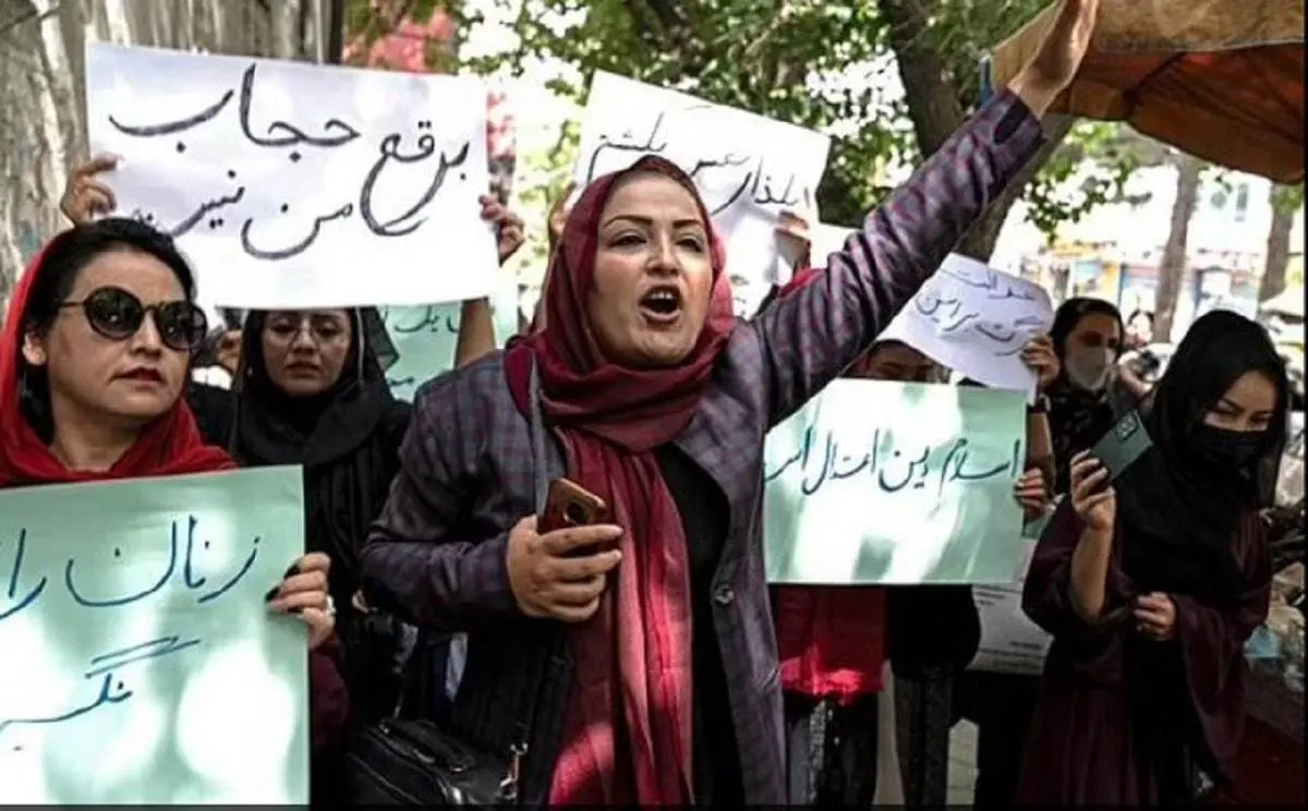 زنان افغان در برابر حکم طالبان اعتراض کردند | برقع حجاب من نیست