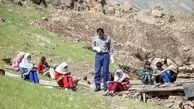تدریس معلم فداکار روستای میرمینگه در طبیعت بهاری
