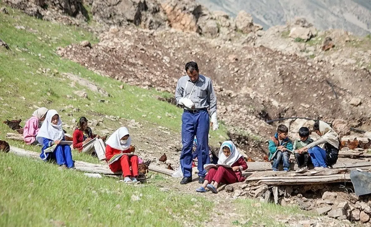 تدریس معلم فداکار روستای میرمینگه در طبیعت بهاری