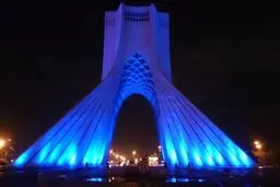 برج آزادی «آبی» شد