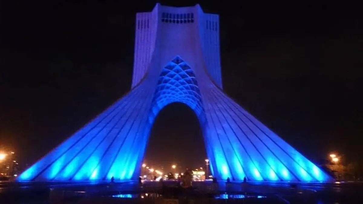 برج آزادی «آبی» شد