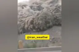 لحظه‌ی وحشتناک و آخرالزمانی ریزش کوه در جاده هراز، عصر سیزده‌به‌در+ویدئو 