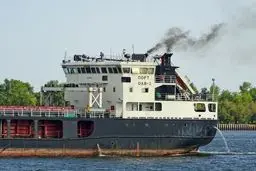 به گل نشستن کشتی حامل محموله برای ایران در روسیه