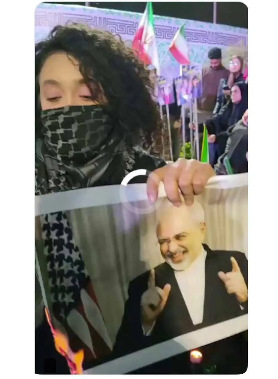 پیام محمدجواد ظریف خطاب به دختری که عکس او را آتش زد | امروز به شما و کنش آگاهانه شما افتخار می‌کنم که شایسته افتخارید