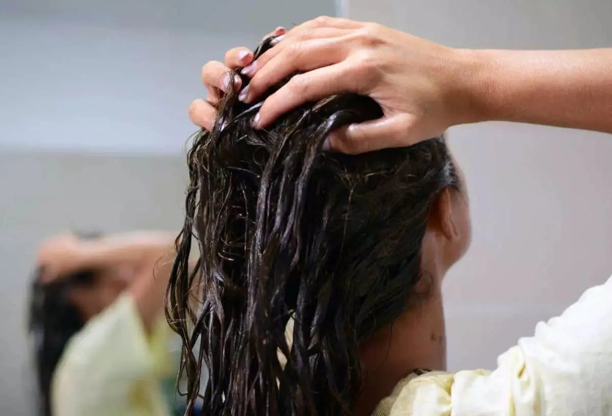 هرگز قبل از رنگ کردن موها حمام نروید! | خطرات حمام رفتن قبل از رنگ کردن مو 