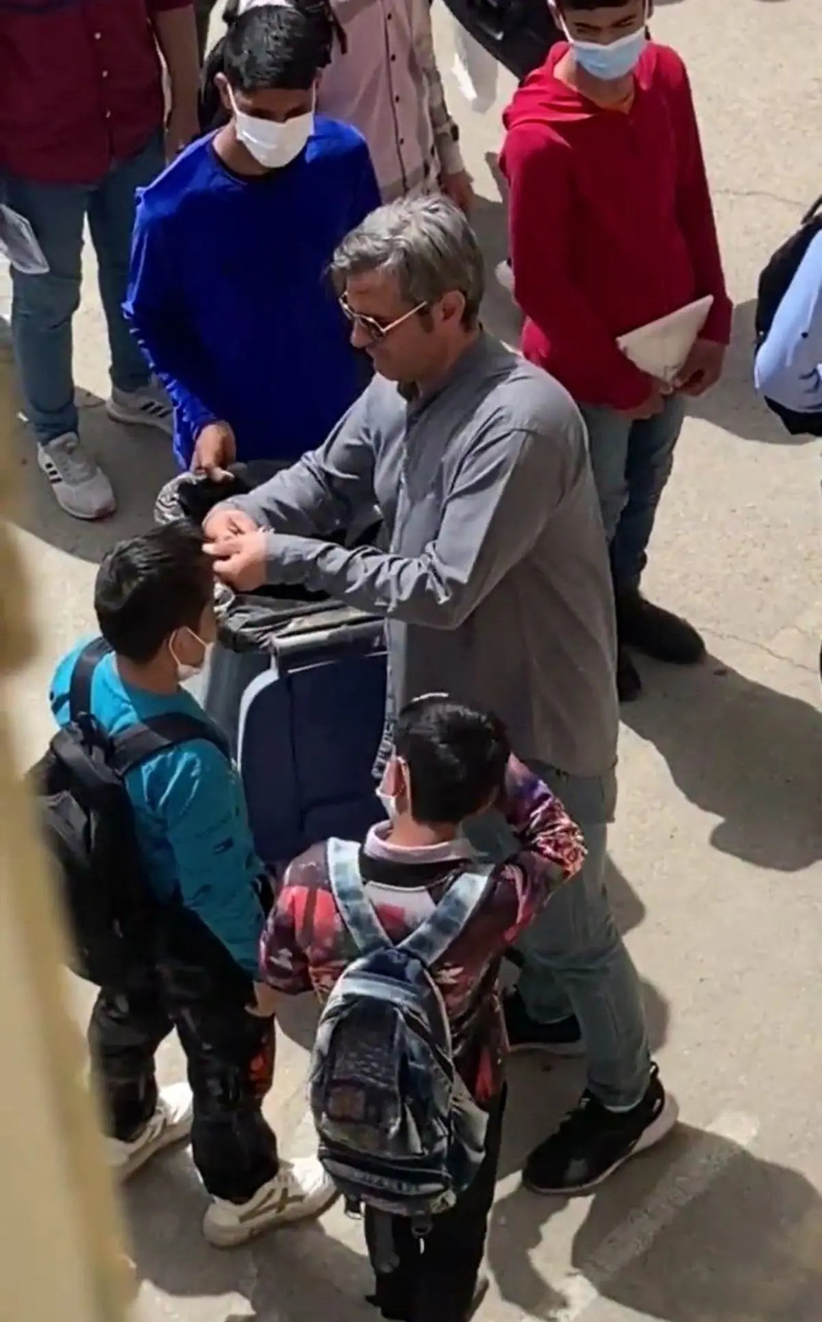قیچی کردن موی دانش آموزان در مدرسه جنجالی شد+ویدئو 