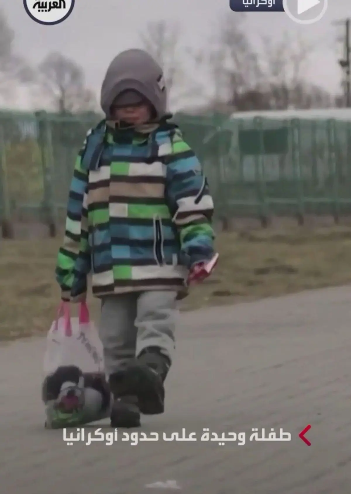 کودک آواره، خسته و‌گریان در مرز اوکراین+ویدئو