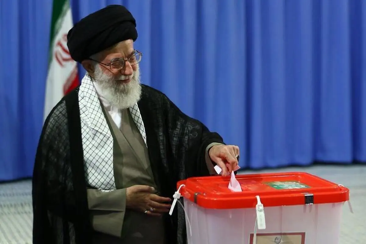 رهبر انقلاب رای خود را به صندوق انداخت | امروز روز نشاط و شادی است!