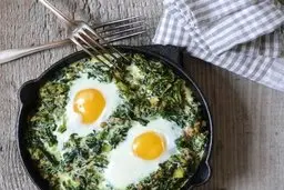 برای صبحانه املت اسفناج درست کن، خیلی مقوی و خوشمزه | طرز تهیه نیمرو اسفناج مقوی و خوشمزه 