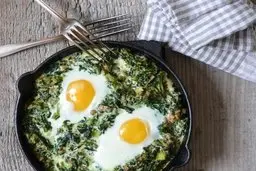 برای صبحانه املت اسفناج درست کن، خیلی مقوی و خوشمزه | طرز تهیه نیمرو اسفناج مقوی و خوشمزه 