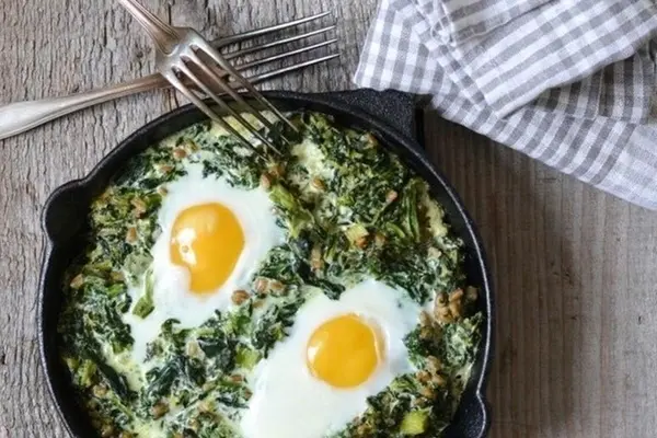برای صبحانه املت اسفناج درست کن، خیلی مقوی و خوشمزه | طرز تهیه نیمرو اسفناج مقوی و خوشمزه 