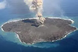 پدیده‌ای نادر در اقیانوس آرام | فوران آتشفشان جزیره‌ای تازه خلق کرد +ویدئو