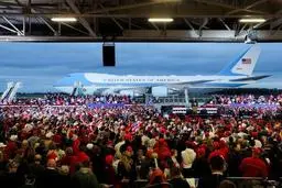 دیدنی‌های روز: از حذف مجسمه‌های نژادپرستی در امریکا تا درمان خانگی کرونا در پرو + عکس