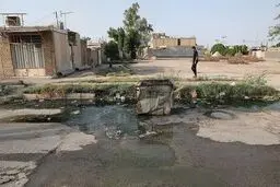 سرریز فاضلاب خانگی به کوچه و خیابان‌های آبادان