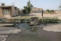 سرریز فاضلاب خانگی به کوچه و خیابان‌های آبادان