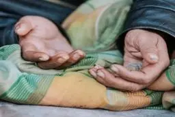 عکس لو رفته از مدلینگ معروف در حال گدایی!