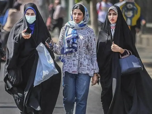 بازی حجاب را همین سیاسیون درآوردند برای اینکه مردم را مشغول حجاب و فیلترینگ کنند تا دزدی‌هایشان دیده نشود! + ویدئو