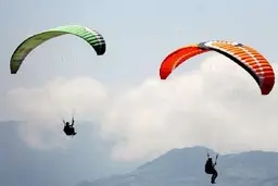 سقوط پاراگلایدر در دریاچه مهارلو شیراز | حادثه‌ای مرگبار و دلخراش!