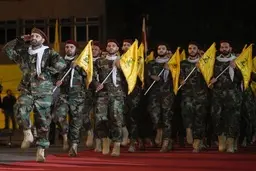 تصویر رهبری و روحانی روی جزوه تبلیغاتی "جو بایدن" 