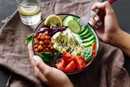 هرگز این خوراکی‌ها رو باهم نخورید | وگرنه دل درد به جونتون میوفته!