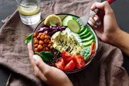 هرگز این خوراکی‌ها رو باهم نخورید | وگرنه دل درد به جونتون میوفته!