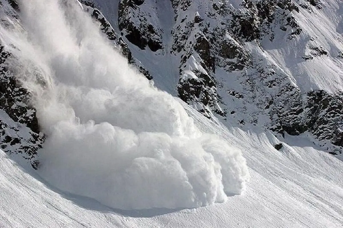 بسته شدن گردنه "ژالانه" به دلیل سقوط بهمن/بارش 10 متری برف