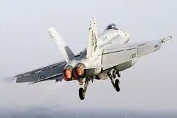 جنگنده اف-۱۸ آمریکا سقوط کرد 