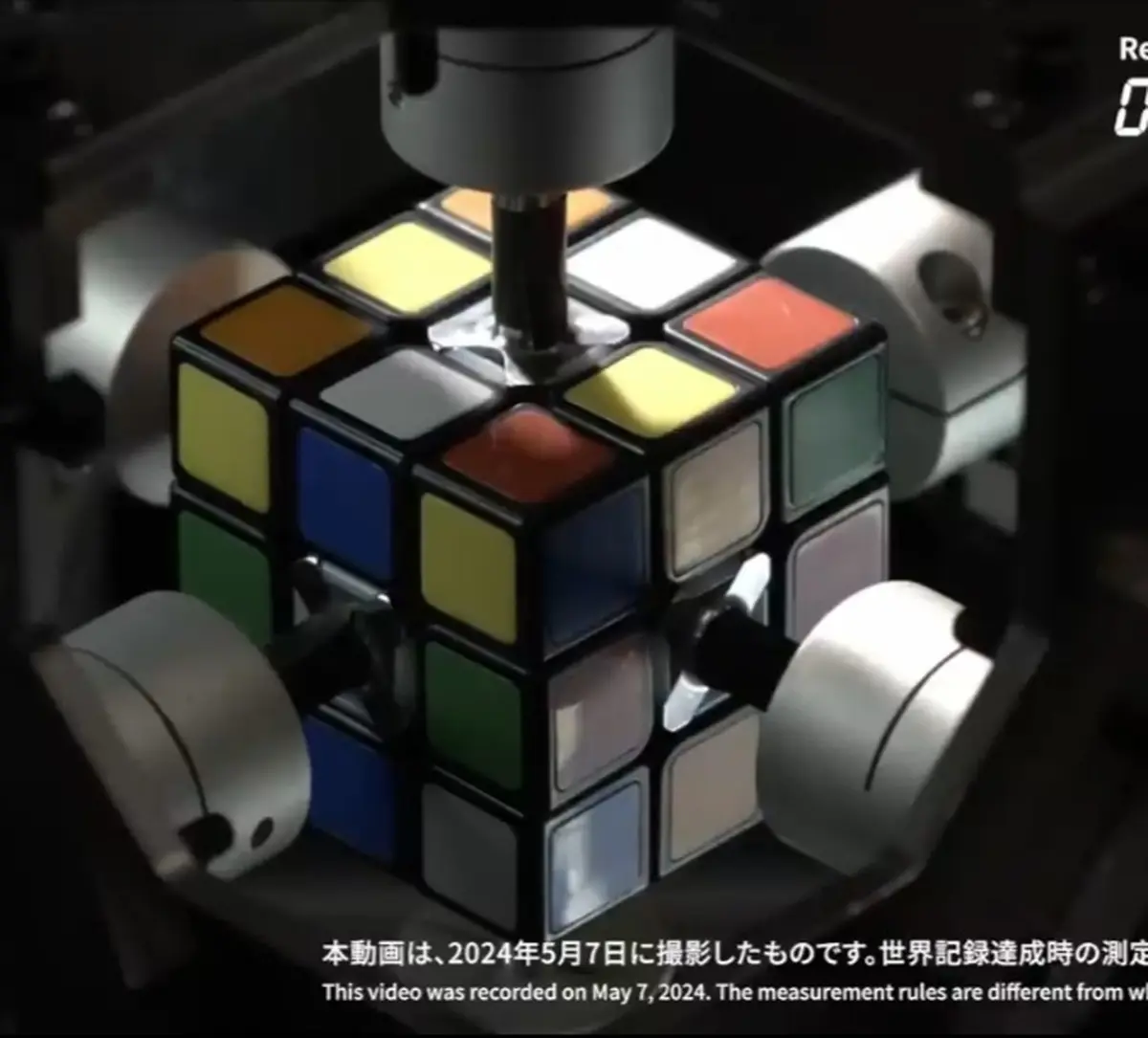 حل مکعب روبیک در ۰.۳۰۵ تانیه توسط ربات ژاپنی! +ویدیو
