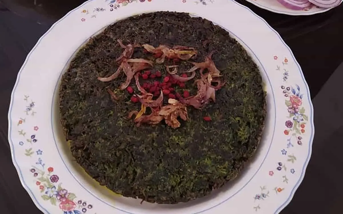 ناهار کوکو سبزی با زرشک و گردو درست کن، محشر میشه | طرز تهیه کوکو سبزی با زرشک و گردو به روش رستورانی