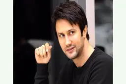 عکس خانوادگی شاهرخ استخری لو رفت | پدرش چرا اینقدر جوونه؟ انگار همسن خودشه!